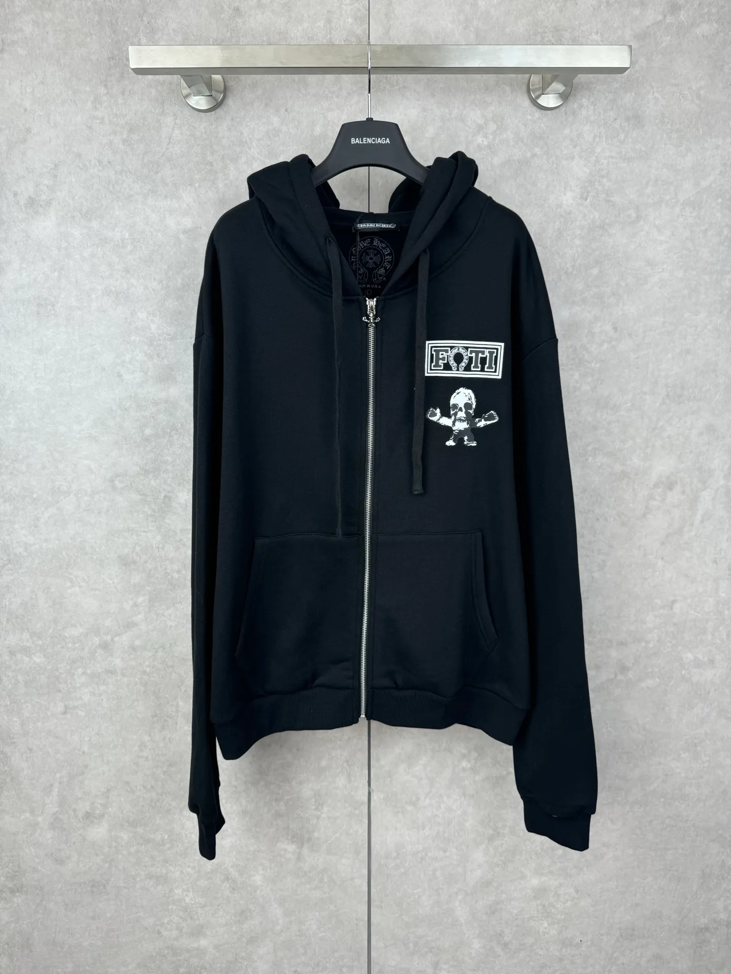 P426 Chrome Heart Nine-square skull hooded zipper sweatshirt SIZE S/M/L/XL Made of high-quality cotton fabric, soft and skin-friendly, with good breathability. The overall color is classic black, which sets a low-key and versatile style tone. The simple print pattern on the left chest on the front contains letters and cartoon skull images. The design is simple but highly recognizable, showing an uninhibited personality and attitude.